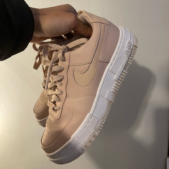Air Force 1 Pixel - Picture 1 of 1